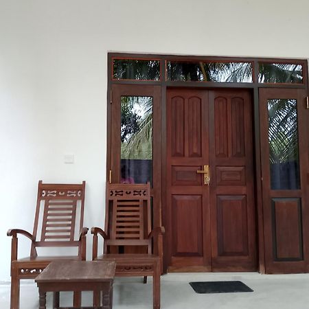 Little Sunshine Guest House & Restaurant Tangalle Exteriör bild
