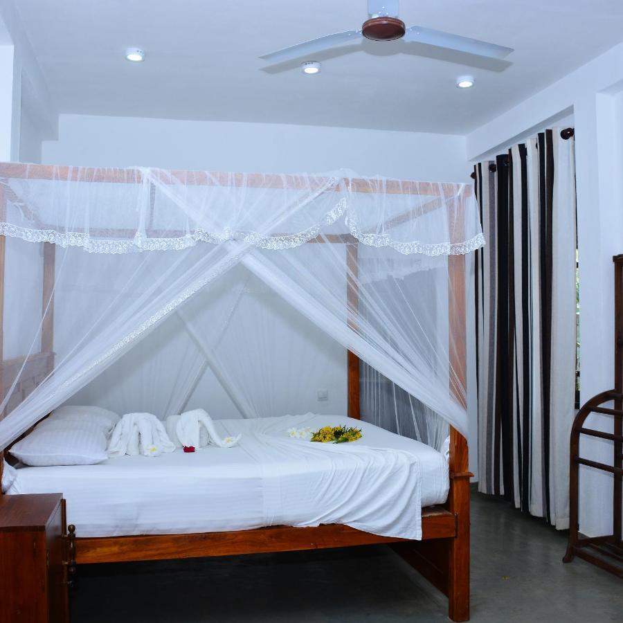 Little Sunshine Guest House & Restaurant Tangalle Exteriör bild